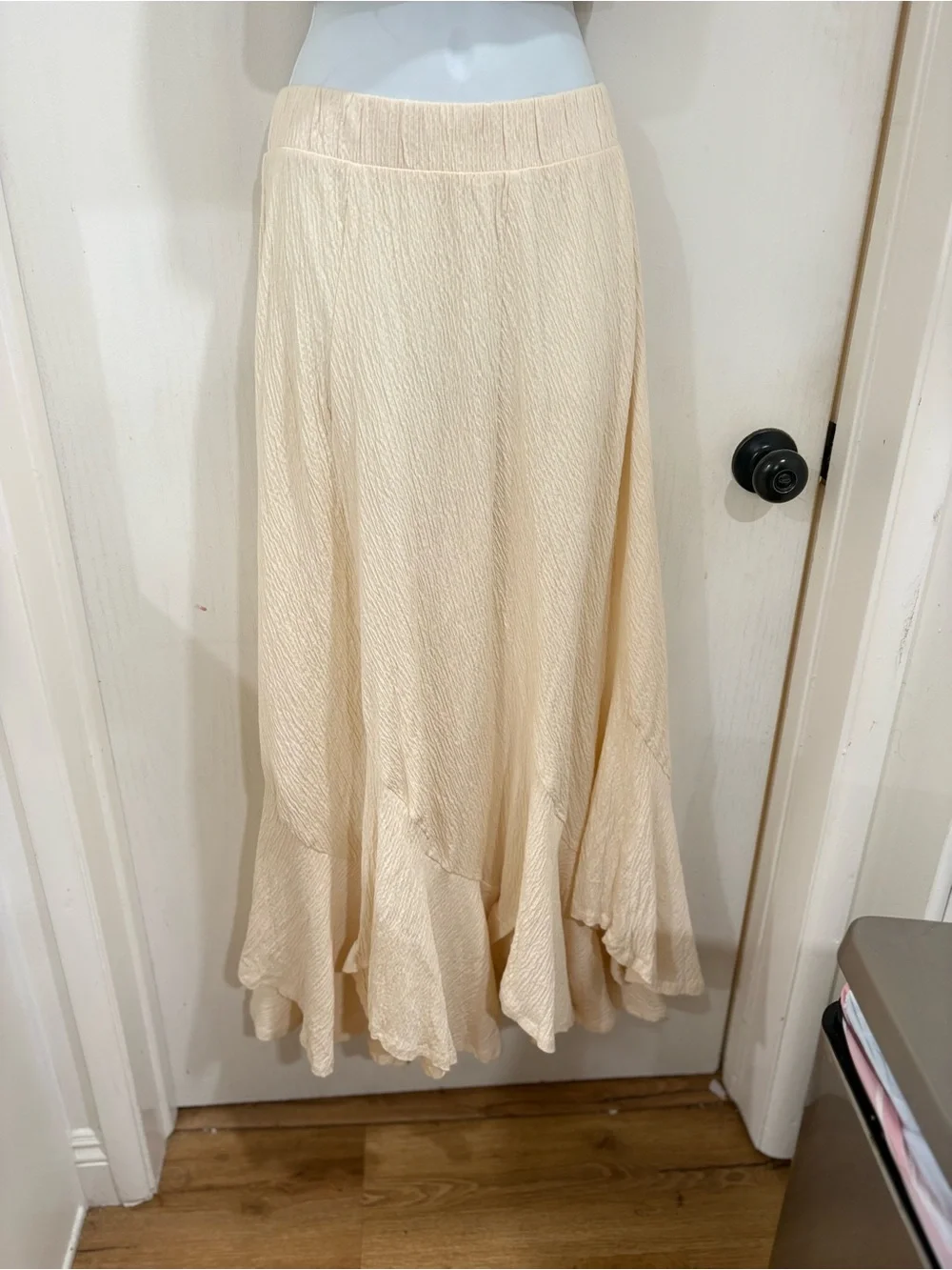 Cream Flowing bone Ruffle-Hem Skirt